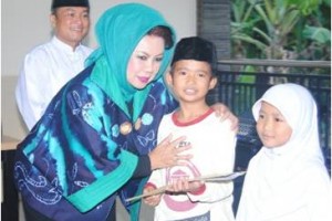 Bupati Kuningan memeluk salah seorang anak yatim seusai memberikan santunan.